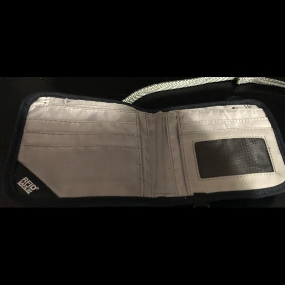 PACSAFE RFID Safe V100 Anti-theft RFID blocking - Picture 3 of 6